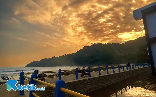 Menikmati Indahnya Lembayung Senja di Pantai Kali Uluh Pacitan