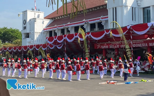 Thumbnail Penampilan Drumband dari SMPN 19 Surabaya. (Foto: Shinta Miranda/Ketik.co.id)