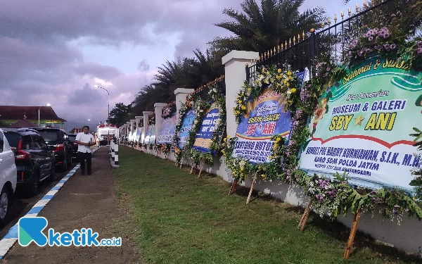 Thumbnail Ratusan ucapan berupa karangan bunga berjejer di sejumlah ruas Jalur Lintas Selatan Pacitan depan Museum. (Foto: Al Ahmadi/Ketik)