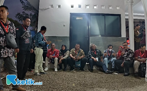Thumbnail Awak media tengah menunggu kondisi dalam museum steril. (Foto: Al Ahmadi/Ketik.co.id)