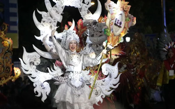 Thumbnail Berita - Ngawi Night Carnival 2023, Sukses Sedot Perhatian Puluhan Ribu Pengunjung, SMPN 4 Ngawi dan MTsN 5 Curi Perhatian