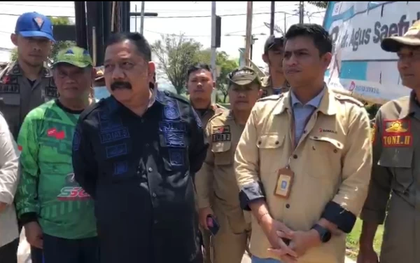 Jaga K3, Satpol PP-Bawaslu Kabupaten Bandung Tertibkan Baliho Partai