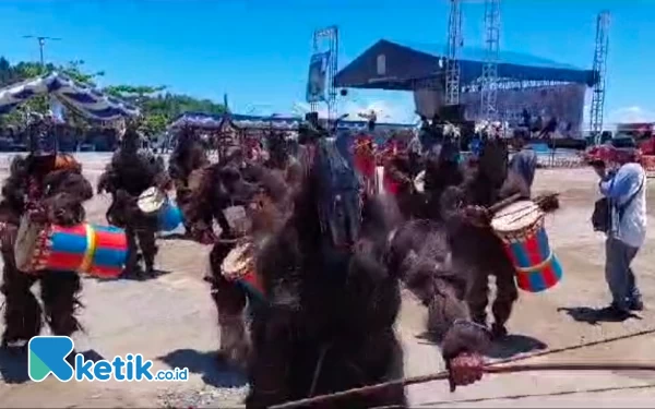 Thumbnail Busana tradisional Suku Matbat yang biasanya disebut sebagai 'Setan Gamutu' dipentaskan dalam acara lomba Suling Tambur dalam Festival Suling Tambur yang dipusatkan di area Pantai WTC, Kota Waisai, Raja Ampat Papua Barat, Kamis (19/10/2023). Busana tradisional tersebut dikenakan oleh Group Suling Tambur dari Distrik Misool Timur, Raja Ampat, Papua Barat Daya. (Foto: Abhie/Ketik.co.id)