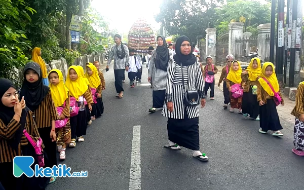 Thumbnail Berita - Kelompok Kerja Madrasah Ibtidaiyah Kecamatan Sumbergempol, Gelar Kirab Santri 2023