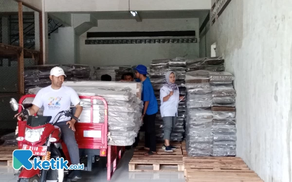 Thumbnail Petugas KPU Kota Batu menurunkan Surat Suara dari kendaraan untuk disimpan di Gudang KPU Kota Batu (Foto: Sholeh/ketik.co.id).