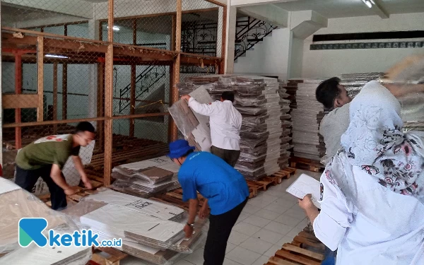 Thumbnail Petugas KPU Kota Batu menata Surat Suara yang baru saja datang. (Foto: Sholeh/ketik.co.id)