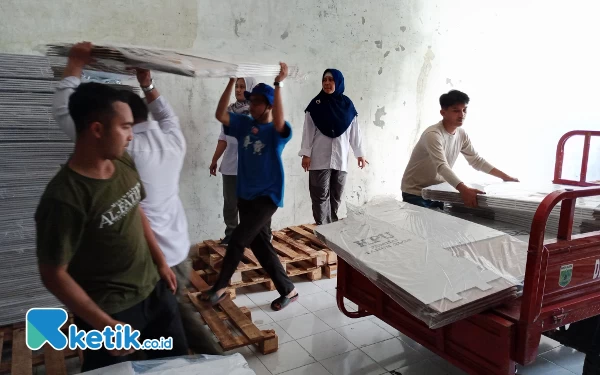 Thumbnail Petugas KPU Kota Batu menata Surat Suara yang baru saja datang. (Foto: Sholeh/ketik.co.id)