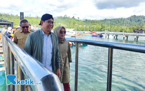 Thumbnail Menteri Desa, Pembangunan Daerah Tertinggal dan Transmigrasi, Abdul Halim Iskandar bersama rombongan kementerian menggunakan Speed Boat dari Pelabuhan Marina Kota Sorong dan tiba di Pelabuhan Falaya Kota Waisai, Raja Ampat, Selasa (14/11) sekira Pukul 9.15 WIT. Foto:(Abhie/Ketik.co.id)