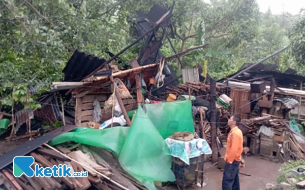 Puting Beliung Hantam 4 Rumah Warga , Tenda Pelaminan Ikutan Roboh