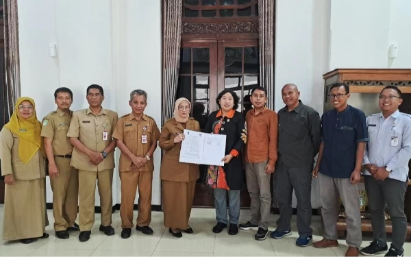 Pj Bupati Serahkan Dana Pemilu Rp 51 Milyar ke KPU Lumajang