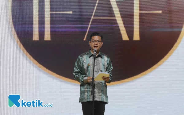 Bupati Bandung Ungkap Kejayaan Sarung Majalaya di Acara Fashion Show