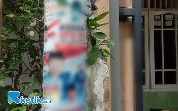 Thumbnail Stiker Caleg di kawasan Kampung Sikatan Surabaya Barat. (Foto: Sudirman/Ketik.co.id)