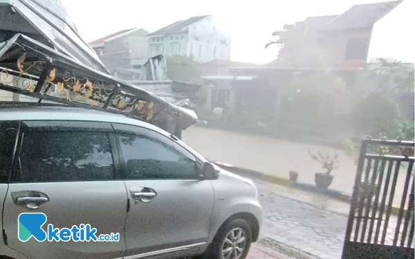 Thumbnail Berita - Sidoarjo Diterjang Angin Puting Beliung, Tiga Desa di Kecamatan Prambon Porak-poranda, Seorang Lansia Meninggal