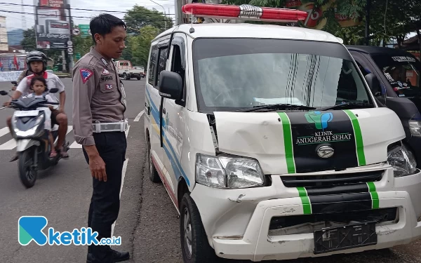 Dua Ambulans Saling Tabrak di Pacitan hingga Terguling, Pasien Dievakuasi