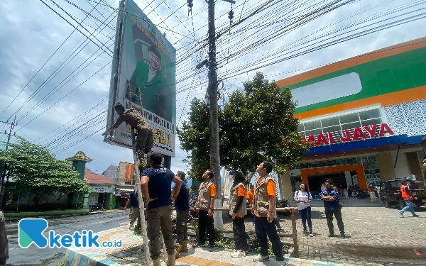 Bawaslu Bondowoso Turun Jalan Tertibkan APK di Masa Tenang