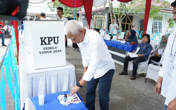Bupati Asahan H Surya Gunakan Hak Suara di TPS 06 Mekar Baru