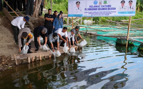 Kunjungi Pinrang, Pj Sulsel Lakukan Tebar Benih Ikan dan Tanam Pohon Sukun