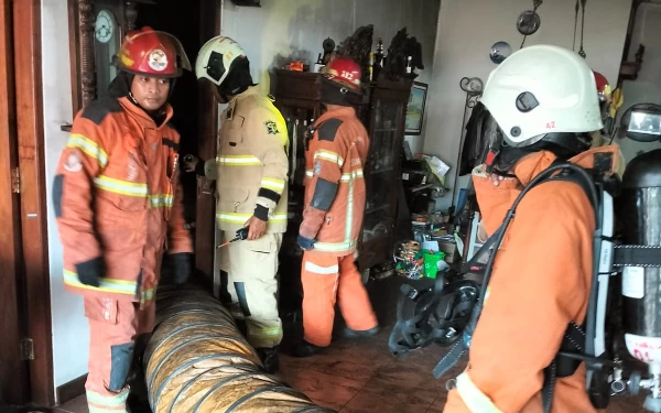 Korsleting AC di Kamar Lantai Dua, Rumah di Manyar Indah VI Surabaya Hangus Terbakar