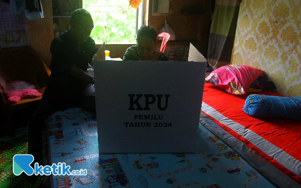 Thumbnail Kelompok Penyelenggara Pemungutan Suara (KPPS) yang bertugas di Tempat Pemungutan Suara (TPS) 009 Kelurahan 36 Ilir, Kecamatan Gandus mendamping ibu Titin Sumarni di rumahnya untuk melakukan Pemilihan Suara Lanjutan (PSL) untuk Calon DPRD Kota Palembang DAPIL 1. Sabtu (24/2/2024). Sebanyak 20 TPS di Kota Palembang melakukan Pemilihan Suara Lanjutan (PSL) untuk memilih DPRD Kota Palembang dan DPRD Provinsi Sumatera Selatan. Wahyu Rahmanto/Ketik.co.id