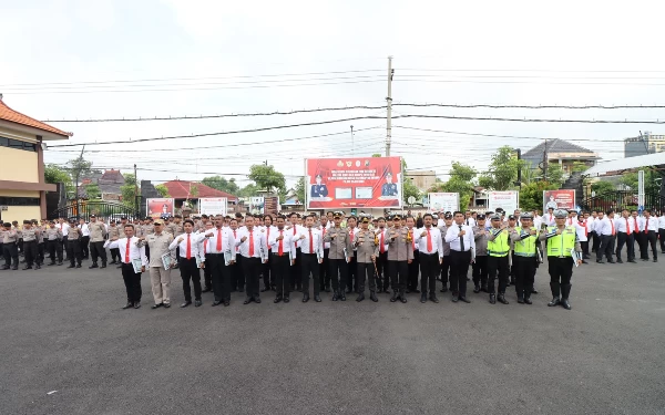 Kapolres Bojonegoro Beri Penghargaan 42 Personel Berprestasi