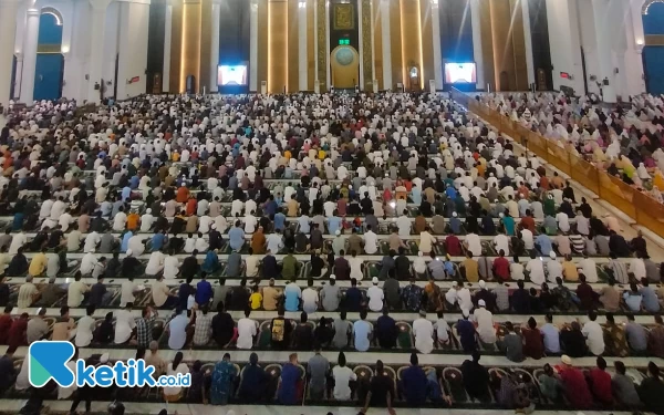Thumbnail Berita - 15 Ribu Jemaah yang Didominasi Gen-Z dan Milenials Jalani Salat Tarawih Pertama di Masjid Al Akbar Surabaya