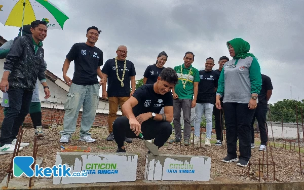 Thumbnail Pemain Persebaya Bruno Moureira Mendadak Pegang Semen dan Batu Bata, Ada Apa ya?