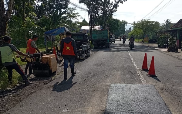 Thumbnail Berita - Meski Dilakukan Penambalan di Jalan Godean Sleman, Warga Tetap Akan Pasang Spanduk di Jalan Berlubang