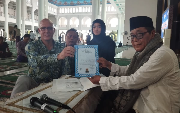 Seorang Ateis Terketuk Hatinya Hingga Masuk Islam di Masjid Al-Akbar Surabaya