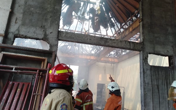 Diduga Terkena Percikan Api Las, Atap Bekas Hotel Singgasana Hangus Terbakar