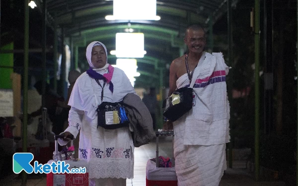 Terbang ke Mekah, Jemaah Haji Embarkasi Surabaya Sudah Kenakan Ihram dari Sukolilo