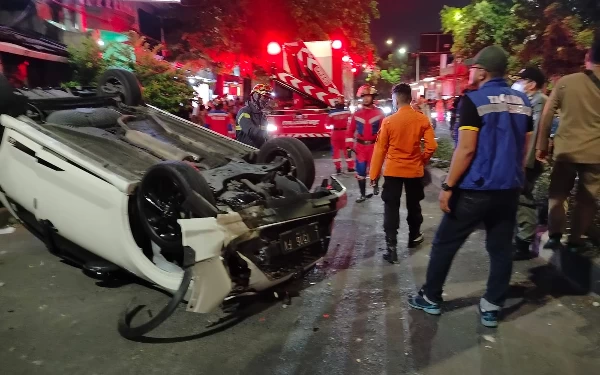 Dua Mobil Terbalik dalam Semalam di Surabaya, Sama-Sama karena Sopir Ngantuk