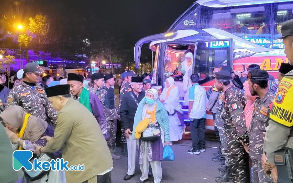 Isak Tangis Warnai Kedatangan 305 Jemaah Haji di Pendopo Pacitan