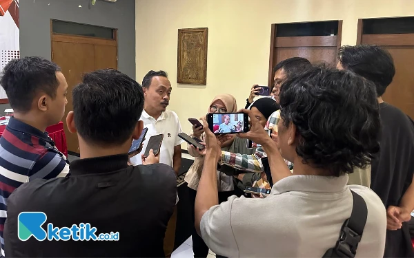 Thumbnail Berita - Survey Pilgub Jatim: Elektabilitas Tri Rismaharini Capai 21,80%,  Khofifah Masih Terkuat 55,8%