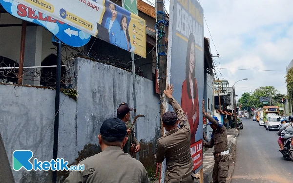 Banner Langgar Perwali Kota Batu Ditertibkan Satpol PP