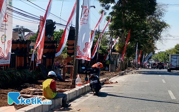 Pohon Tabebuya di Jalan Protokol Kota Batu Ditata Ulang