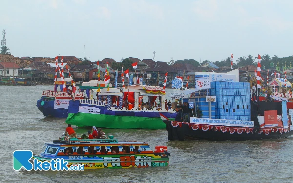 Thumbnail Peserta lomba perahu bidar tradisional dan perahu hias dalam rangka memeriahkan HUT Kemerdekaan Republik Indonesia ke-79 mewarnai Sungai Musi Palembang, Sabtu, 31 Agustus 2024.
Sebanyak 9 peserta lomba bidar dan 22 peserta perahu hias dari instansi pemerintah dan swasta menghibur ribuan warga Palembang yang memadati pinggiran sungai, Pelataran Benteng Kuto Besak, hingga ikut mengiringi perahu bidar di Sungai Musi. Wahyu Rahmanto/Ketik.co.id