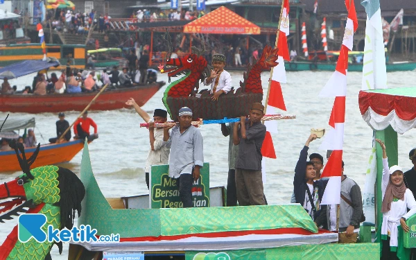 Thumbnail Peserta lomba perahu hias dalam rangka memeriahkan HUT Kemerdekaan Republik Indonesia ke-79 mewarnai Sungai Musi Palembang, Sabtu, 31 Agustus 2024.
Sebanyak 9 peserta lomba bidar dan 22 peserta perahu hias dari instansi pemerintah dan swasta menghibur ribuan warga Palembang yang memadati pinggiran sungai, Pelataran Benteng Kuto Besak, hingga ikut mengiringi perahu bidar di Sungai Musi. Wahyu Rahmanto/Ketik.co.id