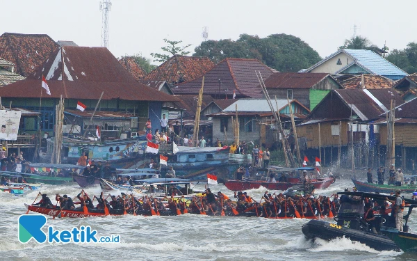 Thumbnail Peserta lomba perahu bidar tradisional dan perahu hias dalam rangka memeriahkan HUT Kemerdekaan Republik Indonesia ke-79 mewarnai Sungai Musi Palembang, Sabtu, 31 Agustus 2024.
Sebanyak 9 peserta lomba bidar dan 22 peserta perahu hias dari instansi pemerintah dan swasta menghibur ribuan warga Palembang yang memadati pinggiran sungai, Pelataran Benteng Kuto Besak, hingga ikut mengiringi perahu bidar di Sungai Musi. Wahyu Rahmanto/Ketik.co.id