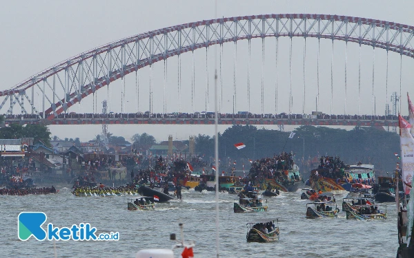 Thumbnail Tampak antusias masyarakat mengiringi peserta festival perahu bidar dengan menggunakan perahu dalam rangka memeriahkan HUT Kemerdekaan Republik Indonesia ke-79 mewarnai Sungai Musi Palembang, Sabtu, 31 Agustus 2024.
Sebanyak 9 peserta lomba bidar dan 22 peserta perahu hias dari instansi pemerintah dan swasta menghibur ribuan warga Palembang yang memadati pinggiran sungai, Pelataran Benteng Kuto Besak, hingga ikut mengiringi perahu bidar di Sungai Musi. Wahyu Rahmanto/Ketik.co.id