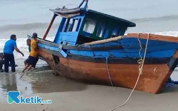 Dihantam Badai, KM Kaila Terdampar di Pulau Birahan di Singkil Utara