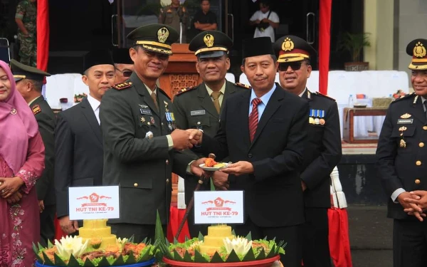 Thumbnail Plt Bupati Pasaman Barat Hadiri Upacara HUT TNI Ke-79