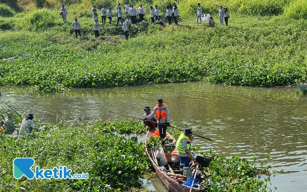 Banyak Sampah dan Eceng Gondok, PJT I dan Sier Resik-Resik Sungai Wonokromo