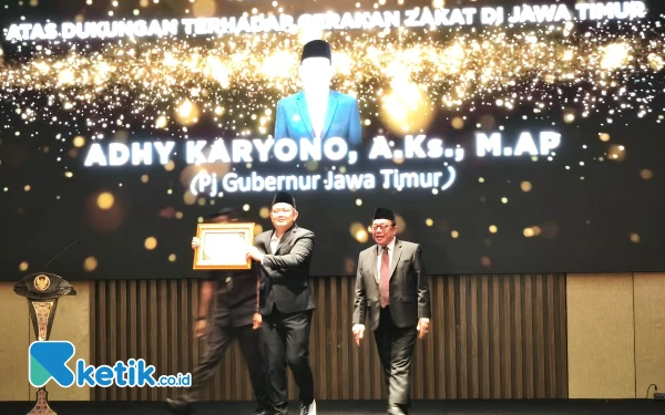 Dukung Gerakan Zakat, Pj Gubernur Jatim Terima Penghargaan Baznas