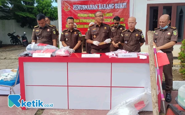 Kejari OKU Selatan Musnahkan Barang Bukti Narkoba, Sajam hingga Timbangan
