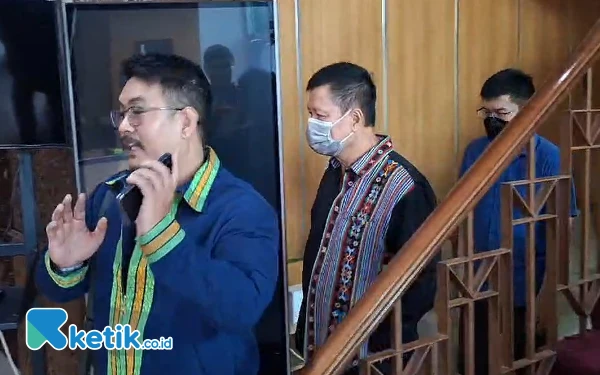 Usai Ibunya Ditahan Kejagung, Ayah Ronald Tannur Datangi Kejati Jatim