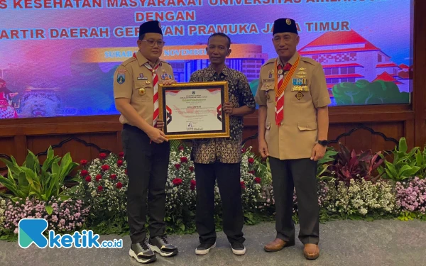 Gerakan Pramuka Kwarda Jatim Beri Penghargaan Moh Anwar, Pahlawan Penyelamat Anak Hanyut di Sungai Brantas