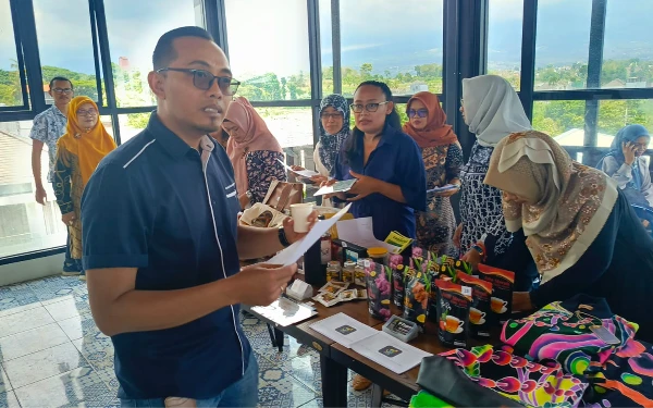 Thumbnail Bantu Pemasaran, Diskop UKM Jatim Kurasi Produk UMKM di Pusat Oleh-Oleh Kota Batu
