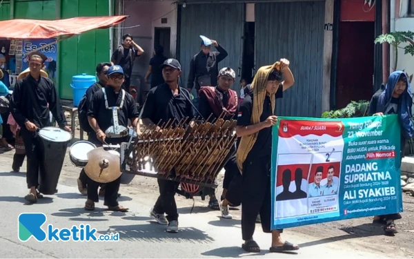 Thumbnail Berita - Para Seniman Gelar Pertunjukan Jalanan Siap Sukseskan Kemenangan Dadang Supriatna-Ali Syakieb di Pilbup Bandung