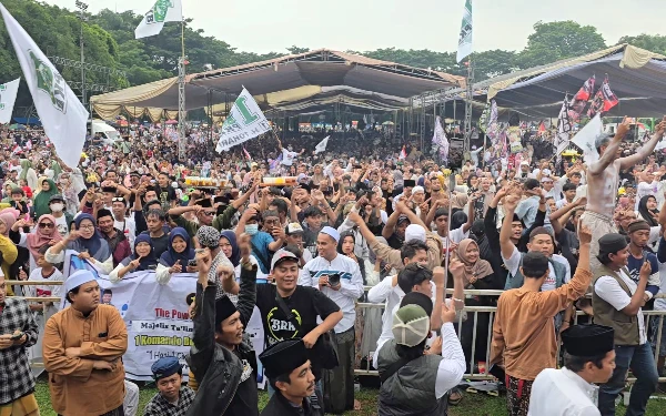 Kampanye Akbar, Puluhan Ribu Relawan Rahmad Banjiri Alun-Alun Bondowoso