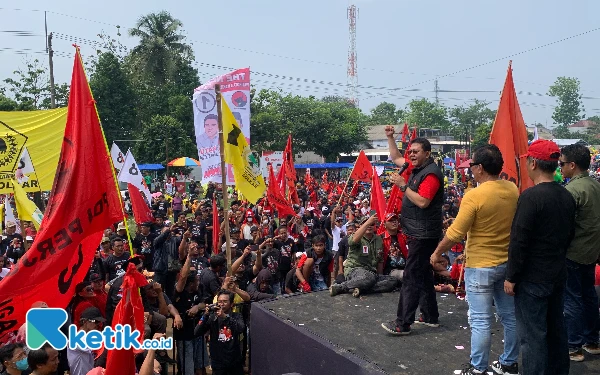 Ribuan Warga Hadiri Kampanye Akbar Paslon Bambang-Bayu di Kota Blitar, Klaim Bukan Massa Bon-bonan
